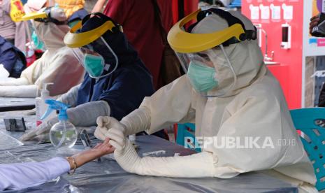 Petugas Gugus Tugas Penanganan COVID-19 melakukan rapid test 