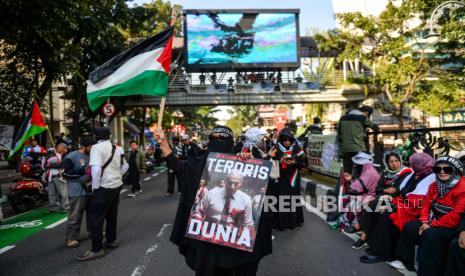 Massa dari Aliansi Bela Palestina Boikot Israel melakukan aksi di halaman pusat perbelanjaan Bandung Indah Plaza (BIP), Bandung, Jawa Barat, Sabtu (13/7/2024). Dalam aksinya mereka mendesak kepada pemerintah Indonesia untuk mendukung kemerdekaan Palestina serta mengajak masyarakat memboikot produk yang berafiliasi dengan Israel. 