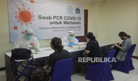 Petugas medis mendata peserta tes usap (swab test) di Gedung Dewan Pers, Jakarta, Rabu (12/8/2020). Tes tersebut diselenggarakan Dewan Pers bekerja sama dengan Dinkes DKI Jakarta yang bertujuan untuk menelusuri penyebaran COVID-19 di kalangan wartawan.  