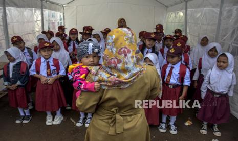 Sejumlah siswa mengikuti kegiatan belajar mengajar di tenda darurat saat masuk sekolah di halaman SDN Citamiang, Jalan Loji, Pacet, Kabupaten Cianjur.