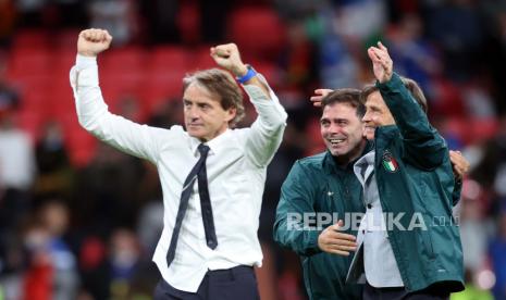 Pelatih timnas Italia Roberto Mancini dari Italia (kiri) 