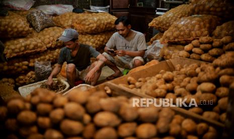 Pedagang menyortir dagangannya di pasar. (ilustrasi). Perubahan iklim telah menyebabkan lonjakan harga pangan di berbagai belahan dunia. 