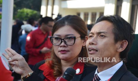 Pengacara Toni RM dari tim kuasa hukum Pegi setiawan menyampaikan keterangan pers jelang sidang putusan Praperadilan Pegi Setiawan di Pengadilan Negeri Bandung, Jalan LRE Martadinata, Kota Bandung, Senin (8/7). Dalam sidang tersebut hakim Eman Sulaeman memutuskan penetapan tersangka terhadap pemohon berdasarkan surat ketetapan atas nama Pegi Setiawan dinyatakan tidak sah dan batal demi hukum.