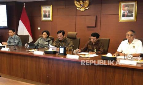 Menteri Koordinator Kemaritiman dan Investasi Luhut Binsar Pandjaitan dan Menteri Keuangan Sri Mulyani memberikan penjelasan insentif pembelian kendaraan listrik bagi masyarakat, Senin (20/3/2023). 