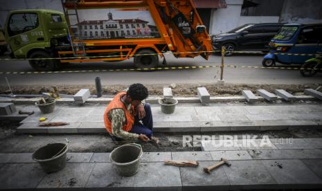 Pekerja menyelesaikan proyek revitalisasi pedestrian di kawasan Kota Tua Jakarta (ilustrasi) 