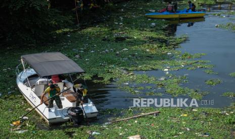 Sejumlah personil TNI bersama warga dan relawan membersihkan sampah sungai untuk menyambut penyelenggaraan FIFA U-17 World Cup 2023 di Solo, Jawa Tengah, Ahad (12/11/2023). Kegiatan yang digelar BBWS Bengawan Solo dan Forkopimda Kota Solo itu untuk menjaga keindahan dan kebersihan sungai sekaligus mengantisipasi terjadinya bencana banjir. 