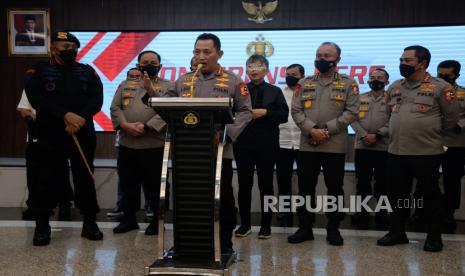 Kapolri Jenderal Pol Listyo Sigit Prabowo (tengah) memberikan keterangan pers terkait tersangka baru kasus dugaan penembakan Brigadir J di Mabes Polri, Jakarta, Selasa (9/8/2022). Timsus Polri secara resmi menetapkan mantan Kadiv Propam Irjen Pol Ferdy Sambo sebagai tersangka. Republika/Putra M. Akbar