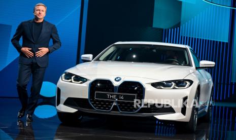  CEO BMW Oliver Zipse mempersembahkan BMW i4 pada press preview day pertama International Motor Show IAA di Munich, Jerman, 06 September 2021. International Motor Show 2021 Germany IAA 2021, yang tahun ini dipromosikan dengan motto What will move us berikutnya, berlangsung di Munich dari 07 hingga 12 September 2021. IAA Mobility 2021 juga akan menampilkan berbagai pemutaran perdana dunia dan memiliki fokus khusus pada mobilitas listrik dan digitalisasi.