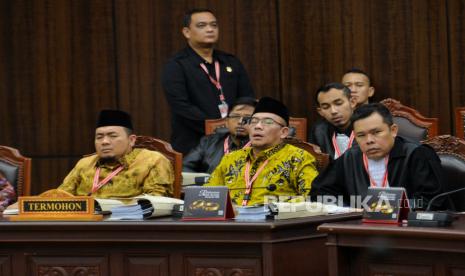 Pihak termohon KPU bersama tim hukumnya saat mendengarkan keterangan  dalam sidang lanjutan sengketa hasil Pilpres 2024 di Mahkamah Konstitusi, Jakarta, Jumat (5/4/2024). MK memanggil empat Menteri kabinet Jokowi-Maruf dalam sidang lanjutan PHPU Pilpres 2024 yakni Menko PMK, Menko Perekonomian, Menkeu dan Mensos.