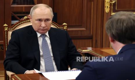 Presiden Rusia Vladimir Putin mendengarkan CEO perusahaan udara Aeroflot Rusia Sergei Aleksandrovsky selama pertemuan di Kremlin, Jumat, (29/12/2023).