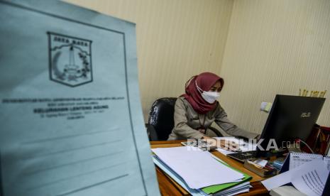 Pegawai Negeri Sipil (PNS) saat beraktivitas saat hari pertama kerja usai libur lebaran di Kantor Kelurahan Lenteng Agung, Jakarta, Senin (17/5). PNS kembali berdinas pada hari pertama usai libur Hari Raya Idul Fitri 1442 Hijriah dan pelayanan publik sudah berjalan normal. Republika/Putra M. Akbar