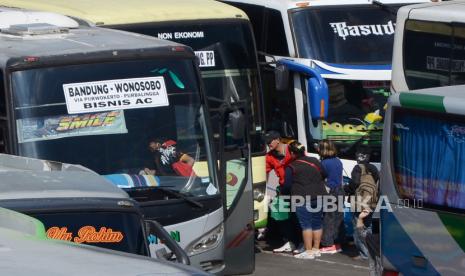 Pemudik memasuki bis jurusan Jawa Tengah di Terminal Cicaheum, Kota Bandung, Jumat (16/4). Banyak masyarakat pulang kampung sebelum larangan mudik berlaku pada 6-17 Mei 2021. Setelah larangan mudik diberlakukan, petugas terkait akan mendirikan penyekatan dibanyak ruas jalan.