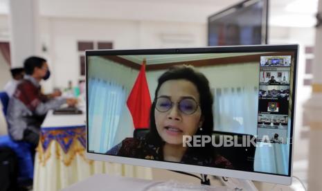 Menteri Keuangan Sri Mulyani Indrawati menyampaikan pemaparan melalui video confenrence (vidcon). 