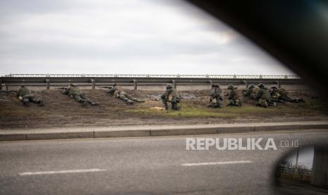  Tentara Ukraina mengambil posisi di bawah jembatan saat melakukan tembakan di dalam kota Kyiv, Ukraina, Jumat, 25 Februari 2022. Rusia menekan invasinya ke Ukraina ke pinggiran ibukota pada hari Jumat setelah melancarkan serangan udara ke kota-kota dan pangkalan militer dan mengirimkannya pasukan dan tank dari tiga sisi dalam serangan yang dapat menulis ulang tatanan keamanan global pasca-Perang Dingin.