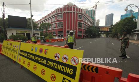 Polisi berjaga saat pemberlakuan kawasan tertib 