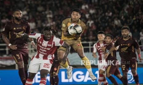 Pesepak bola Persis Solo Moussa Sidibe (kedua kiri) berebut bola dengan penjaga gawang PSM Makassar Muh. Ardiansyah (tengah) pada pertandingan BRI Liga 1 di Stadion Manahan, Solo, Jawa Tengah, Senin (4/3/2024). 