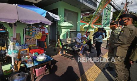 Sejumlah anggota Satpol PP membubarkan kerumunan (ilustrasi)