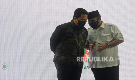 Menteri BUMN RI Erick Thohir berbincang bersama Ketua Umum GP Ansor Yaqut Cholil Qoumas saat acara Launching Nasional Kerjasama Pemberdayaan dan Pendampingan Umum UMKM antara PT Pos Indonesia, BNI dan GP Ansor di Kantor PP GP ANSOR, Jakarta, Rabu (30/6). Kerjasama ini diharapkan akan menjadi salah satu cara meningkatkan kewirausahaan pemuda dengan dengan modal yang terjangkau, perluasan akses pemasaran atas produk-produk anggota GP Ansor dan perluasan jaringan pembayaran wakaf dan travel haji dan umroh.Prayogi/Republika.