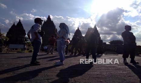 Pengunjung mengikuti simulasi protokol masuk kawasan Candi Prambanan, Yogyakarta, Kamis (11/6). PT Taman Wisata Candi (TWC) Borobudur, Prambanan & Ratu Boko melakukan berbagai persiapan untuk simulasi pertama praoperasional dengan standar new normal pariwisata di kawasan TWC