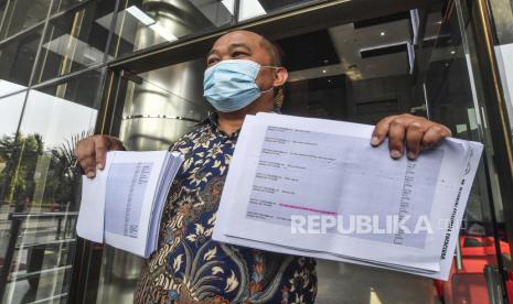 Koordinator Masyarakat Anti Korupsi Indonesia (MAKI) Boyamin Saiman menunjukan bukti baru sebelum diserahkan ke KPK terkait rangkaian perkara yang melibatkan Djoko Soegiarto Tjandra di Gedung KPK Merah Putih, Jakarta, Rabu (16/9/2020). Bukti tersebut diantaranya salinan percakapan antara Pinangki dengan Anita Kolopaking dan Djoko Tjandra yang menyebut istilah King Maker dan diduga sebagai sosok yang mempunyai kendali pembebasan Djoko Tjandra dari Fatwa Mahkamah Agung (MA). 