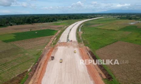 Foto udara operator alat berat menyelesaikan pembangunan jalan tol di STA 7+500 di Nagari Katapiang, Kabupaten Padangpariaman, Sumatera Barat, Selasa (8/11/2022). Kementerian PUPR kembali melanjutkan pembangunan Jalan Tol Pekanbaru-Padang Seksi 1 (Padang-Sicincin) sepanjang 36,6 km yang merupakan bagian dari sirip Jalan Tol Trans-Sumatera, dengan progres konstruksi mencapai 45,5 persen dan progres pembebasan lahan 81,2 persen. 