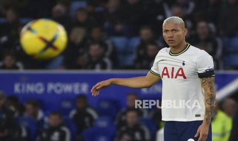 Pemain depan Tottenham Hotspur, Richarlison, melihat bola. Richalirson membantah semua kabar soal peran dirinya dalam keputusan Tottenham Hotspur untuk memecat pelatih Antonio Conte.