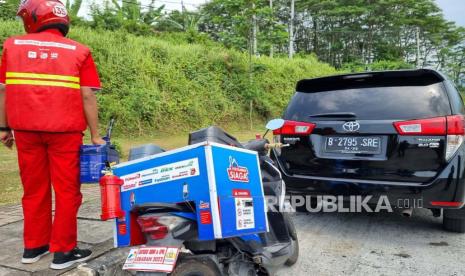 Pertamina Delivery Services (PDS) mengantarkan bensin untuk pemudik yang kehabisan bahan bakar di ruas tol batang - semarang KM 379.