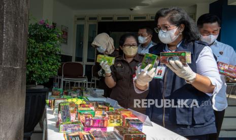 Kepala Balai Besar POM (BBPOM) Semarang, Sandra Maria (kedua kanan) bersama perwakilan dari Kejaksaan Tinggi Jawa Tengah dan Ditreskrimsus Polda Jawa Tengah mengambil sejumlah barang bukti obat ilegal yang akan dimusnakan secara simbolis di Semarang, Jawa Tengah, Rabu (22/6/2022). BBPOM Semarang memusnahkan barang sitaan berupa produk obat dan makanan illegal senilai Rp230 juta yaitu hasil pengamanan dari tiga tersangka di Kabupaten Batang dan Kota Semarang.