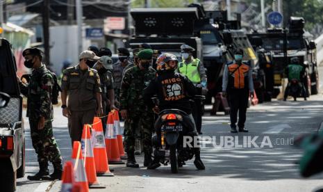 Petugas gabungan dari TNI, Polri, Satpol PP, dan Dinas Perhubungan melakukan pengecekan Surat Tanda Registrasi Pekerja (STRP) atau surat tugas di posko penyeketan Lenteng Agung, Jakarta, Senin (12/7). Pemerintah Provinsi DKI Jakarta menetapkan Kebijakan bagi warga yang bekerja di sektor essensial, kritikal atau dalam keadaan mendesak untuk membawa Surat Tanda Registrasi Pekerja (STRP) sebagai dokumen persayaratan perjalanan pada masa PPKM Darurat hingga 20 Juni 2021 mendatang. Republika/Thoudy Badai