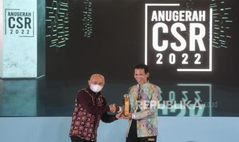 Menteri Koperasi dan UKM Teten Masduki menyerahkan trophy pemenang CSR Kategori Sosial kepada Co-Founder BSI (Bina Sarana Informatika) dan Pengurus Yayasan BSI Naba Aji Notosaputro dalam acara Anugerah CSR 2022 Republika.co.id di Jakarta, Selasa (27/9/2022). Anugerah CSR 2022 Republika.co.id ini merupakan rangkaian acara HUT-27 Republika.co.id.