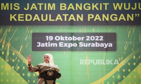 Gubernur Jawa Timur Khofifah Indar Parawansa memberikan sambutan saat pembukaan Peringatan Hari Pangan Sedunia ke-42 tingkat Provinsi Jawa Timur di Jatim International Expo, Surabaya, Jawa Timur, Rabu (19/10/2022). 