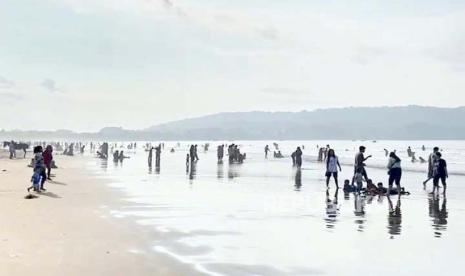 Suasana di Pantai Pangandaran, Kabupaten Pangandaran. Satpolairud melakukan patroli di kawasan pantai Pangandaran selama libur lebaran.