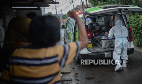 Petugas medis menjemput pasien Covid-19. Delirium bisa menjadi gejala pertama yang membawa pasien Covid-19 datang ke rumah sakit.