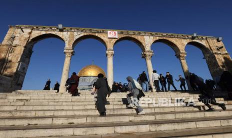 Sekelompok pemukim Israel, didampingi oleh pasukan pendudukan Israel (IOF), kembali dilaporkan menyerbu halaman Masjid Al-Aqsa.