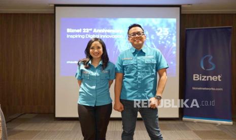 Senior Manager Marketing Business, Gitanissa Laprina dan Senior Manager Marketing Consumer, Adrianto Sulistyo berpose usai memberikan keterangan pers mengenai komitmen Biznet untuk memperkecil digital gap di Indonesia. Biznet berkomitmen untuk terus menyediakan layanan sesuai kebutuhan masing-masing individu dan mendukung kreativitas anak muda di era digital.