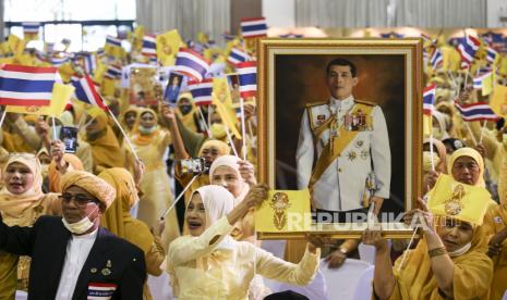 Royalis Muslim Thailand yang mengenakan pakaian kuning memegang potret besar Raja Thailand Maha Vajiralongkorn Bodindradebayavarangkun yang menghadiri rapat umum pro-monarki di Pusat Administrasi Nasional Urusan Islam Chalerm Phrakiat di Bangkok, Thailand, 10 November 2020. Royalis Muslim berkumpul untuk mendukung Raja Thailand setelah para pengunjuk rasa pro-demokrasi mengadakan protes jalanan yang menyerukan reformasi monarki. 