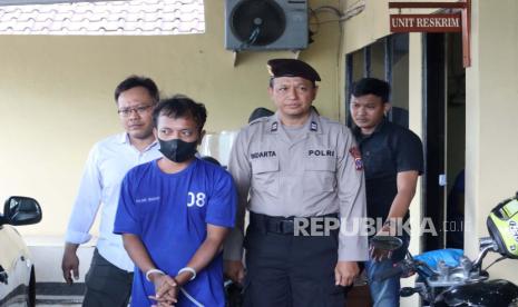 Tersangka kasus penganiayaan terhadap warga lansia diperlihatkan saat rilis pengungkapan kasus di Markas Polsek Sedayu, Kabupaten Bantul, DIY, Rabu (21/2/2024).