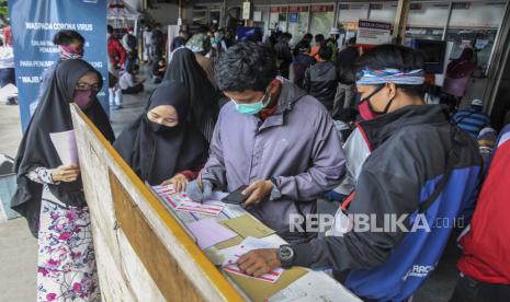 Sejumlah calon penumpang mengisi formulir untuk pembatalan tiket keberangkatan di stasiun Bekasi, Jawa Barat, Kamis (23/4/2020). Menurut data PT Kereta Api Indonesia (Persero) sebanyak 70 perjalanan KA jarak jauh di area Daop 1 Jakarta dibatalkan, sebagai tindak lanjut larangan mudik oleh pemerintah untuk mengurangi penyebaran wabah COVID-19