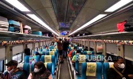 Penumpang kereta api jarak jauh naik ke atas kereta di Stasiun Yogyakarta, Kamis (22/12/2022). Pada Angkutan Nataru 2022/2023 ini KAI Daop 6 menyediakan 271.500 tempat duduk selama periode tersebut. Sampai 21 Desember sebanyak 122.960 tiket KA jarak jauh sudah terjual atau 45 persen dari total yang disediakan. Sedangkan untuk kereta api, Daop 6 mengoperasikan 10 kereta tambahan untuk Angkutan Nataru.