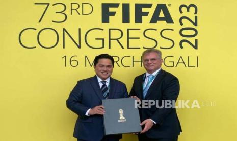 Presiden Football Federation of Australia (FFA) Chris Nikou (kiri) bersama Ketum PSSI Erick Thohir usai Kongres FIFA di Kigali, Rwanda, Kamis (16/3/2023).