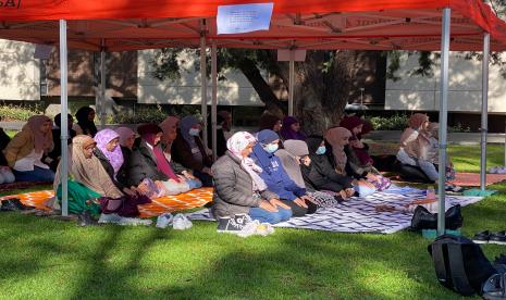 Minta Tempat Beribadah di Monash University Diperbaiki, Salat Berjemaah Digelar di Luar