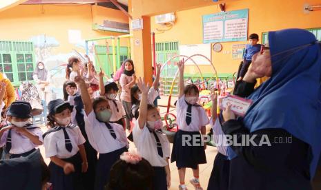 Sejumlah anak sedang bermain di lingkungan TK Inklusi Bhakti Siwi, Sunter Jaya, Jakarta, di hari pertamanya masuk sekolah, Senin (18/7/2022). TK Inklusi Bhakti Siwi berbasis lingkungan ini menerapkan  kurikulum ‘Merdeka Belajar’ yang merupakan satu-satunya TK Inklusi di wilayah Sunter Jaya Jakarta Utara. Foto: Darmawan/Republika