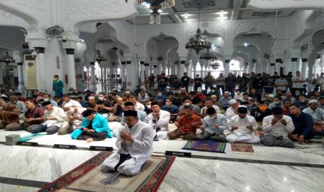 Saf Sholat di Masjid Raya Baiturrahman Kembali Rapat