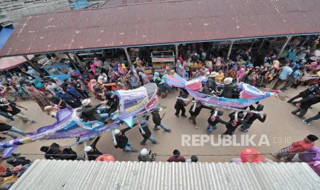 Peserta susur sungai diarak warga saat prosesi Ngarak Garudo pada pembukaan Batanghari Heritage and Culture Festival dalam rangkaian Kenduri Swarnabhumi 2022 di Muara Tembesi, Batanghari, Jambi, Jumat (26/8/2022). Ngarak Garudo merupakan tradisi lama masyarakat Mersam, Batanghari yang secara turun temurun dilakukan untuk menyambut kedatangan tamu agung dan upacara pengantin. 