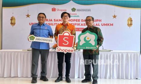 Kepala Badan Penyelenggara Jaminan Produk Halal Muhammad Aqil Irham dan Direktur Eksekutif Shopee Indonesia Handhika Jahja saat menandatangani kerja sama Shopee dan BPJPH untuk fasilitasi Sertifikasi Halal UMKM di Gama Tower, Jakarta, Rabu (3/4/2024). 