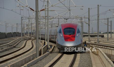 Kereta cepat WHOOSH melaju menuju stasiun Padalarang dan Tegal luar dari Stasiun Halim, Jakarta, Selasa (17/10/2023). PT KCIC meresmikan aplikasi mobile penjualan tiket bernama WHOOSH Kereta Cepat serta melakukan perjalanan pertama yang mengangkut penumpang berbayar. Pada peresmian tersebut PT KCIC juga memberikan promo bagi penumpang yang membeli tiket melalui aplikasi WHOOSH dengan biaya sebesar Rp150 ribu untuk kelas premium ekonomi dari tanggal 18 Oktober hingga 30 November mendatang sebagai upaya menarik minat masyarakat untuk beralih menggunakan transportasi publik berbasis rel.