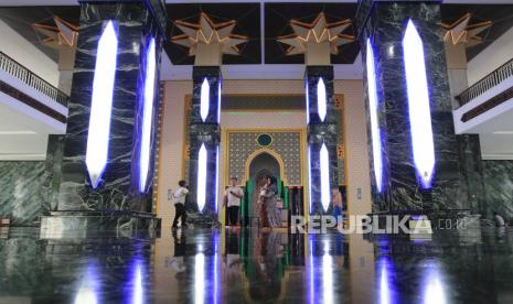 Sejumlah pengunjung berada di dalam Masjid Giok atau Masjid Agung Baitul A