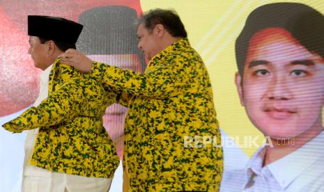 Ketua Umum Partai Golkar Airlangga Hartarto memakaikan jakat Partai Golkar kepada Ketua Umum Partai Gerindra sekaligus Bakal Calon Presiden Prabowo Subianto saat menghadiri Rapimnas II Partai Golkar di Kantor DPP Partai Golkar, Jakarta, Sabtu (21/10/2023). Rapimnas II Partai Golkar tersebut mengusulkan pasangan Bakal calon Presiden dan Wakil presiden pada pilpres 2024 yaitu Prabowo Subianto dan Gibran Rakabuming Raka.