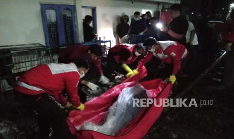 Satu orang warga meninggal  dunia dan satu orang lainnya terluka parah akibat diduga tertabrak atau tertemper kereta api di perlintasan kereta api petak Jalan Cikudapateuh-Bandung KM 157 jalur hilir Jalan Gudang Selatan, Kota Bandung, Kamis (25/4/2024) dini hari. 