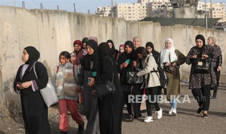 Wanita Palestina dalam perjalanan melintasi pos pemeriksaan Qalandia antara Tepi Barat dan Yerusalem, untuk menghadiri sholat Jumat ketiga bulan suci Ramadhan di Masjid Al-Aqsa di kota tua Yerusalem, 07 April 2023. Wanita dari segala usia, anak-anak hingga hingga usia 12 tahun, dan pria berusia lebih dari 55 tahun yang berasal dari Tepi Barat akan diizinkan memasuki Yerusalem untuk menghadiri sholat Jumat di Masjid Al-Aqsa tanpa izin, militer Israel mengumumkan.